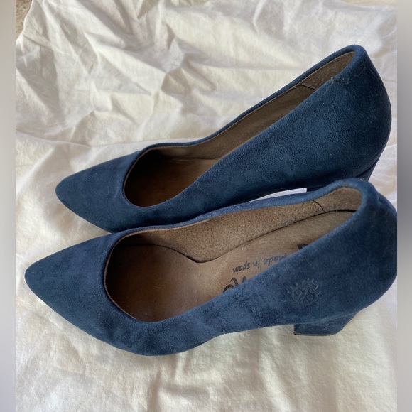 Beautiful blue suede heels made in Spain. Size 38 (6.5). - Picture 3 of 7